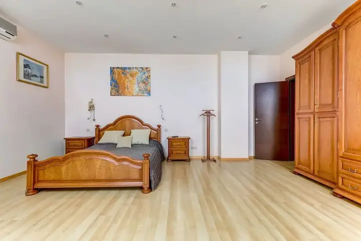 Санкт-Петербург: Home4day Spacious loft in the heart of Petersburg