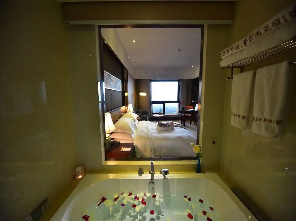 Дали: Dali Art Golf Hotel