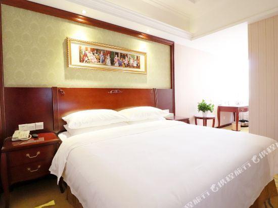 Шанхай: Vienna International SH Hongqiao JiDi Road
