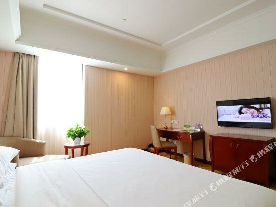 Шанхай: Vienna International SH Hongqiao JiDi Road
