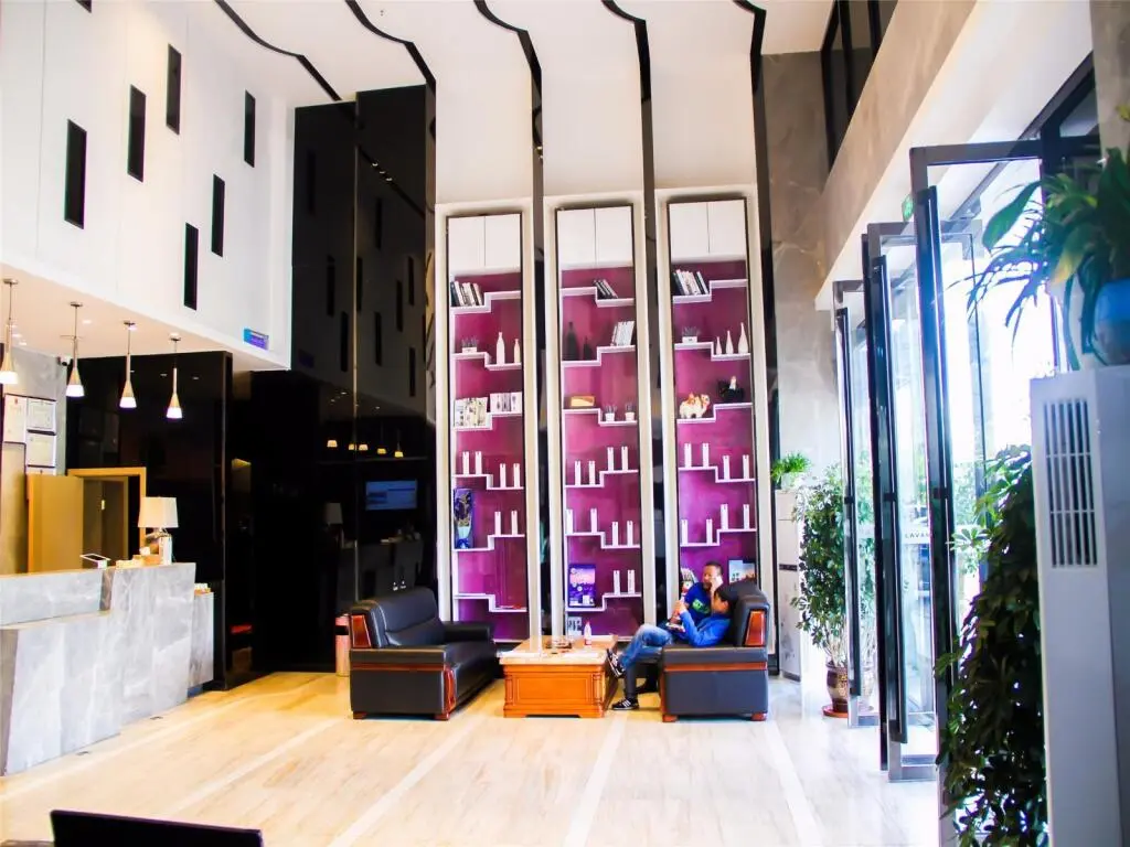 Ню: Lavande Hotels·Lasa Railway Station