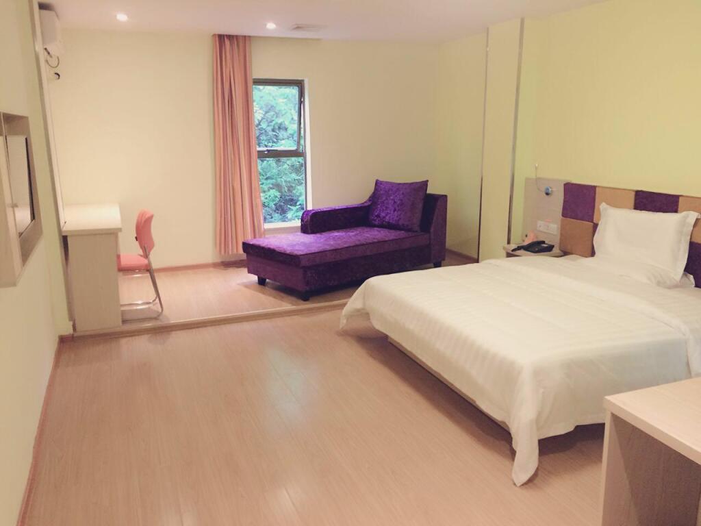 Хуайхуа: 7 Days Inn·Huitong Railway Station Square