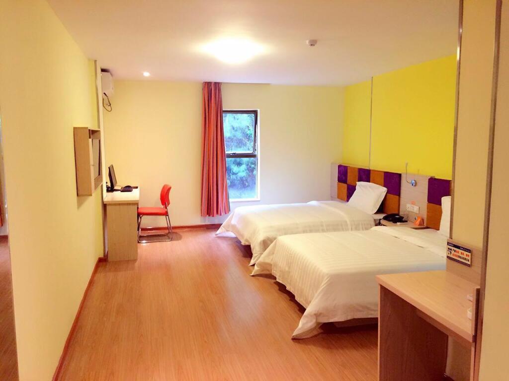 Хуайхуа: 7 Days Inn·Huitong Railway Station Square