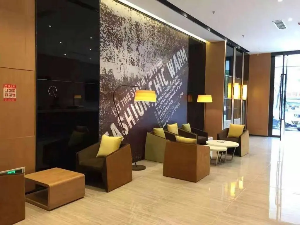 Мэйшань: IU Hotel Meishan Sansuci Statue Square Zhuimeng City