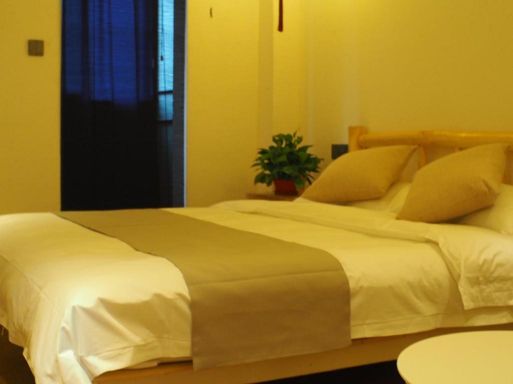 Цзюцюань: Right Here Hotel