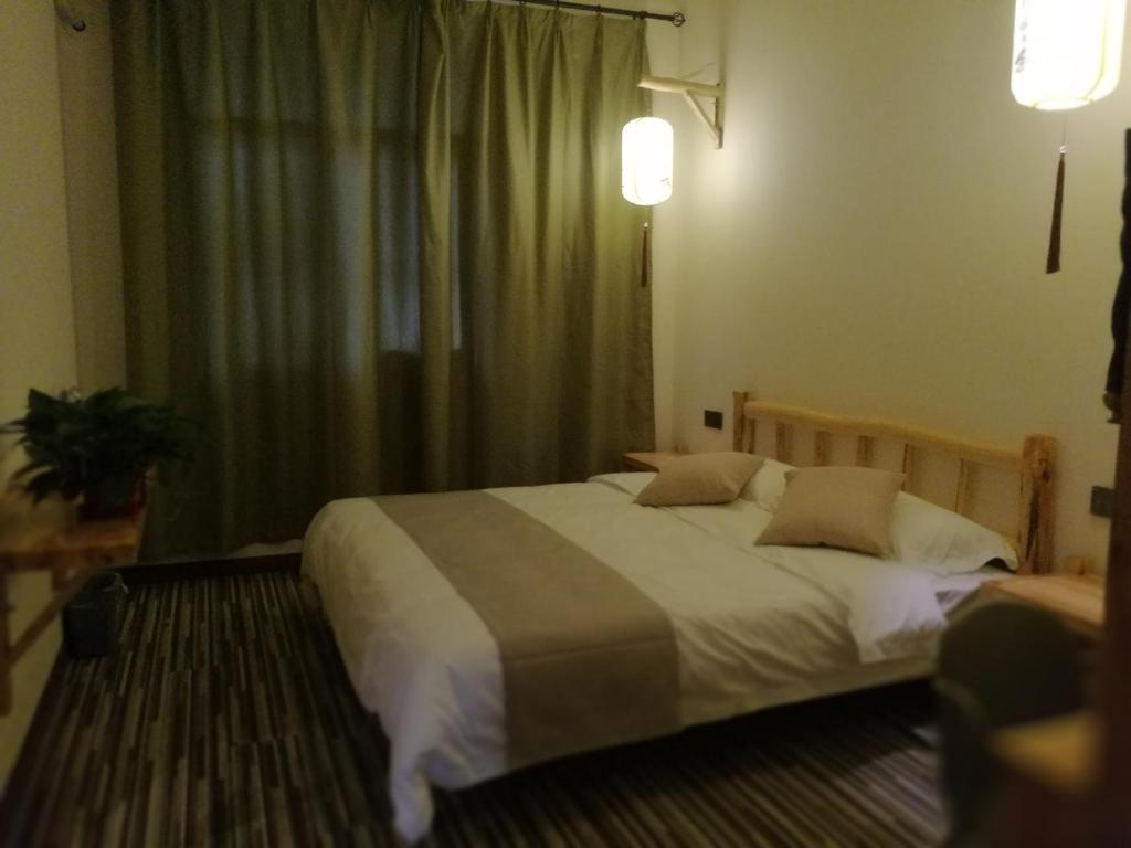 Цзюцюань: Right Here Hotel