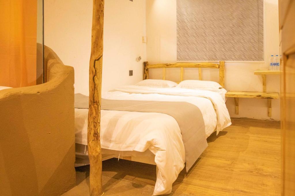 Цзюцюань: Right Here Hotel