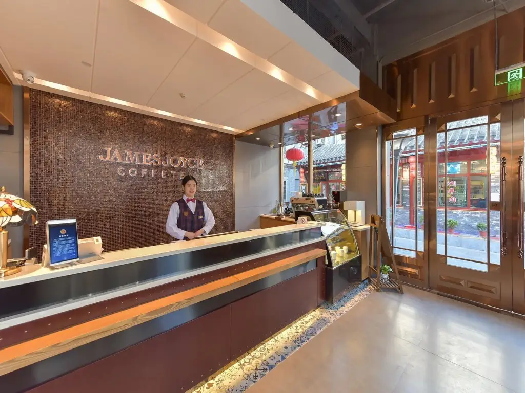Пекин: James Joyce Coffetel· Beijing reat Hall of the People Qianmen Street Metro Station