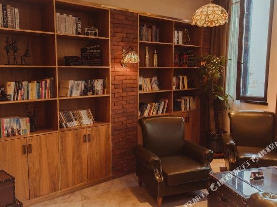 Циндао: James Joyce Coffetel Qingdao Oriental Cinema Chaoyangshan Metro Station