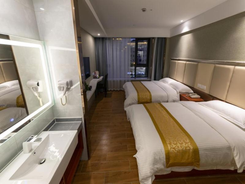 Шанхай: Shell Shanghai Wanda Square Wujiaochang  Metro Station Hotel