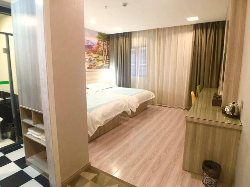 Нанкин: Shell Nanjing Yuhuatai District  Meishan Town Wanghai Pedestrian Street Hotel