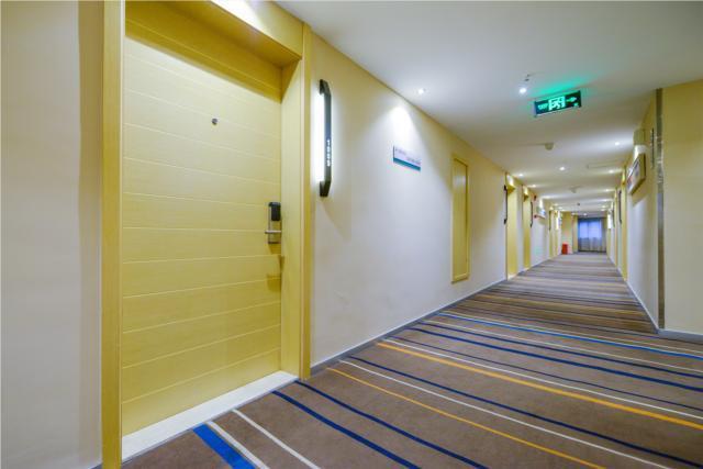 Чунцин: City Comfort Inn Chongqing Yangjiaping Walking Street Light Rail Station