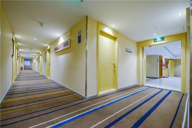 Чунцин: City Comfort Inn Chongqing Yangjiaping Walking Street Light Rail Station
