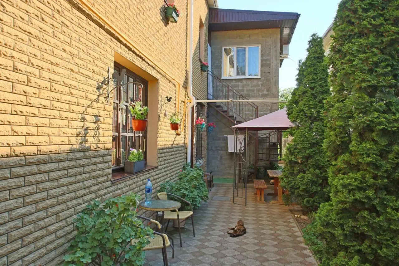 Витязево: Guest House Larisa