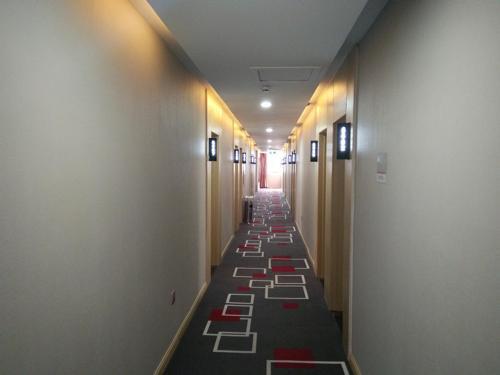 Дежоу: Thank Inn Hotel Shandong Dezhou Decheng District Wanda Plaza