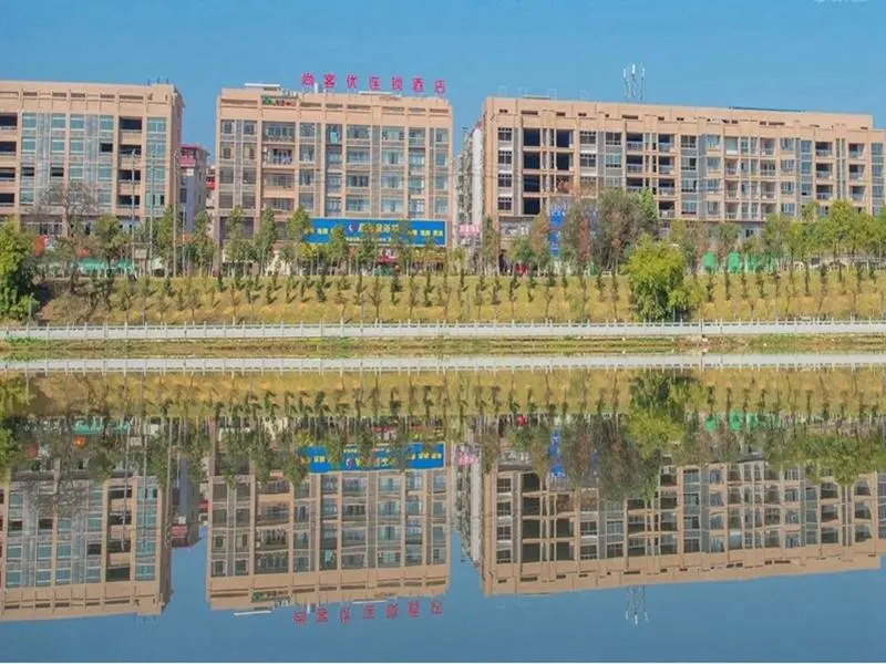 Хуэйчан: Thank Inn Hotel Jiangxi Ganzhou Huichang County Tongluowan Square