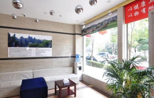 Куньмин: Thank Inn Chain Hotel Yunnan Kunming Shilin County Tunxi Road