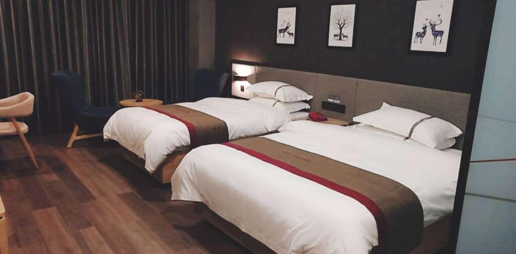 Лунтай: Thank Inn Hotel Xinjiang Luntai Hongqiao New District Pedestrian