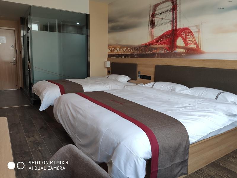 Циндао: Thank Inn Plus Hotel Shandong Qingdao Huangdao District Xihai Bay Bus Station