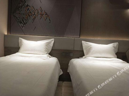 Тайюань: IU Hotels· Taiyuan Jinyanghu Hongdenglong Stadium