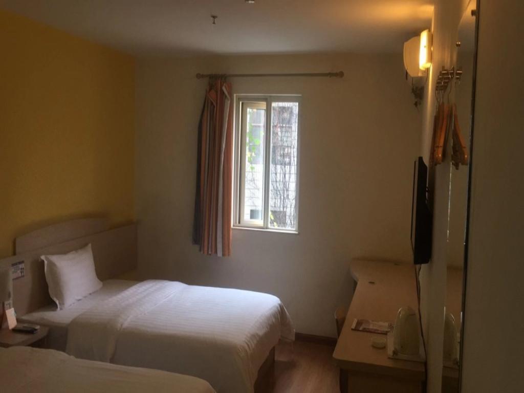 Куньмин: 7 Days Premium Hotel Kunming East Railway Station Juhua Village