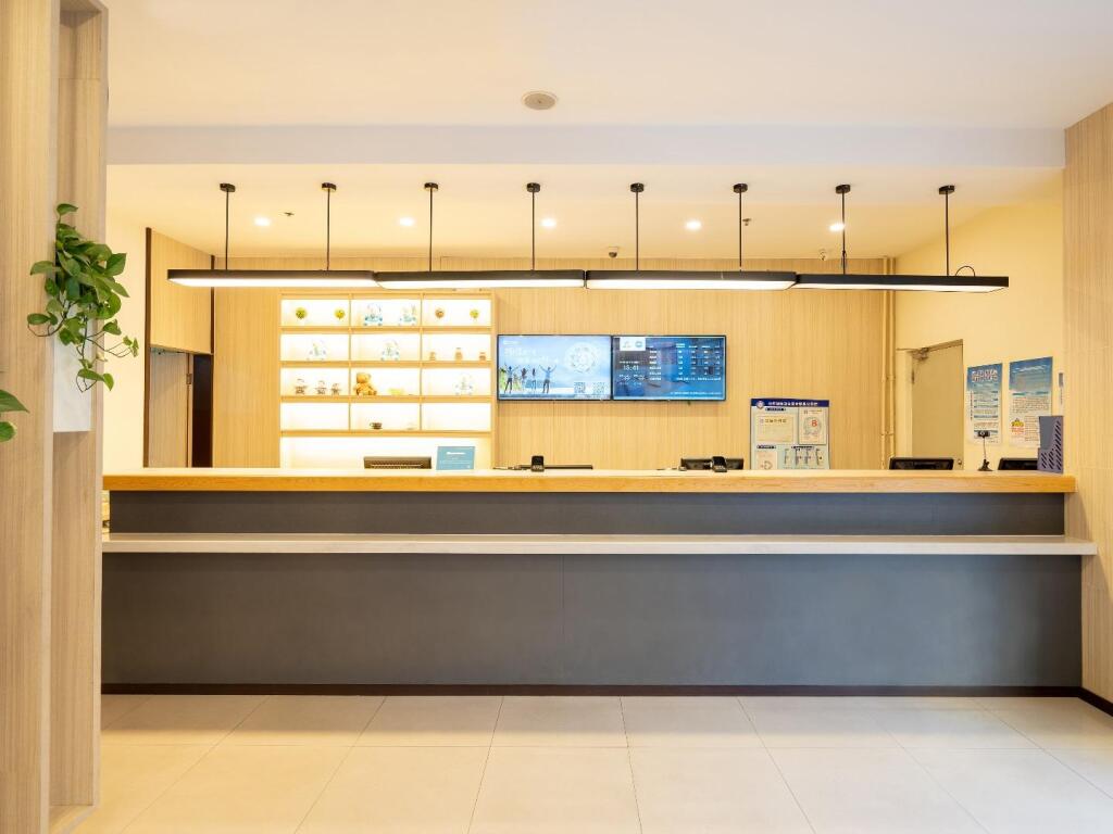 Далянь: Hanting Hotel Dalian Zhongshan Square Metro Station