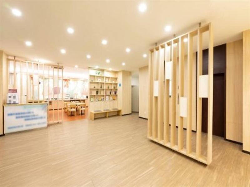 Далянь: Hanting Hotel Dalian Zhongshan Square Metro Station