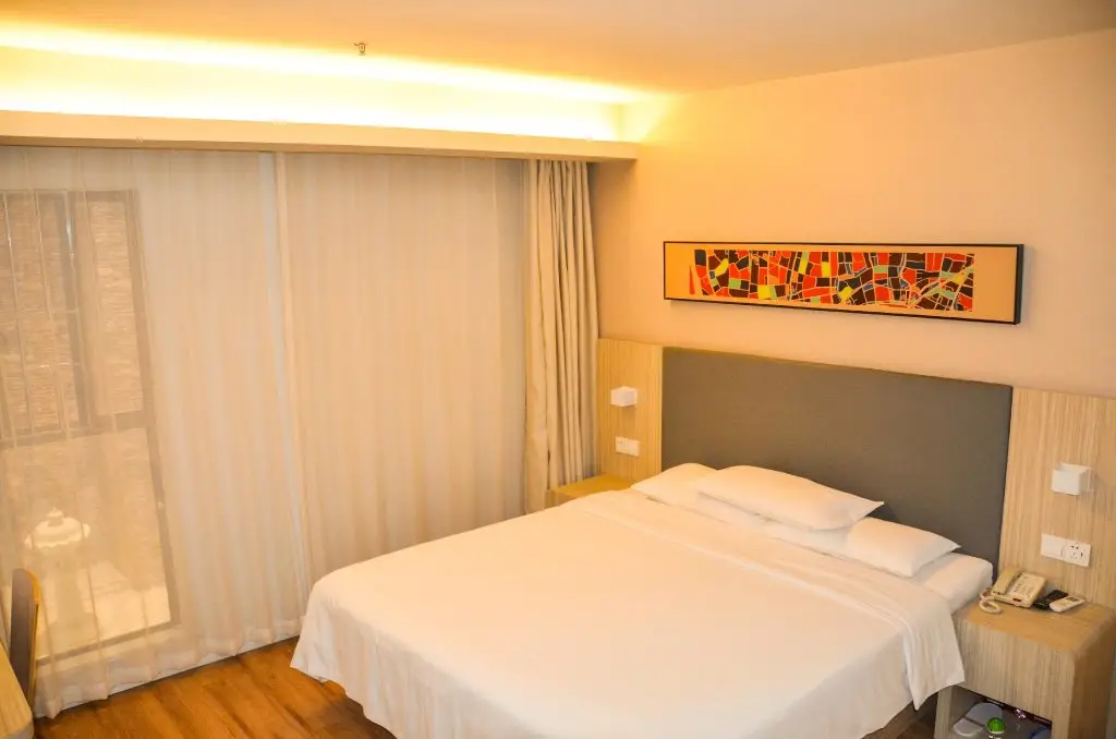 Чунцин: Hanting Hotel Chongqin Chenjiaping Metro Station