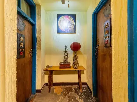 Лхаса: Tone · Chain · Poshtel (Lhasa Jokhang Temple Ancient City)