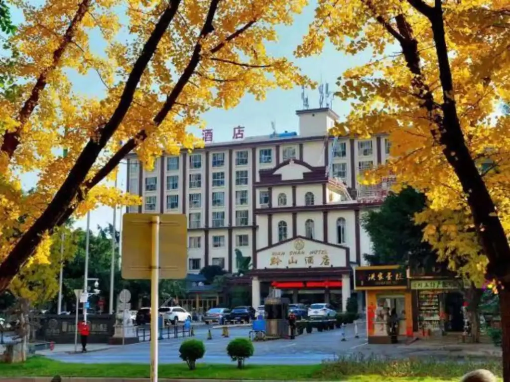 Синъи: Qian Shan Holiday Hotel