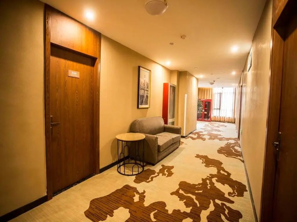 Хецзе: James Joyce Coffetel Heze Railway Station
