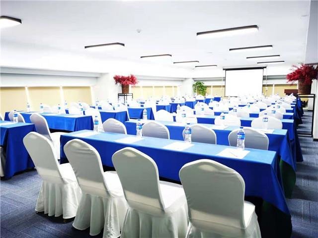 Дали: E-Cheng Hotel Dali High-Speed Railway Station Erhai Lake