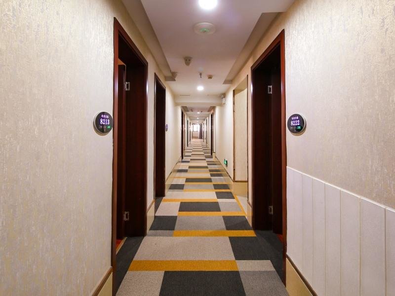 Нанкин: Shell Hotel Nanjing South Railway Station North Square