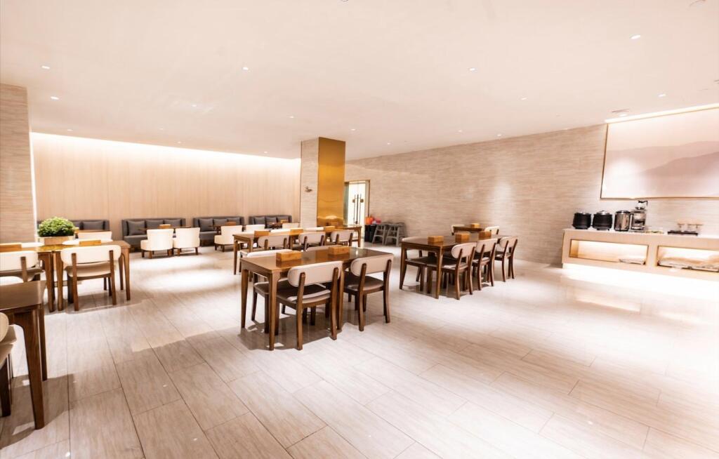 Чанцзи: Ji Hotel Changji Huanyu Plaza