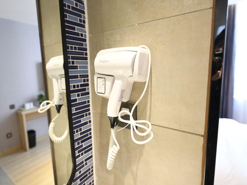 Шанхай: Shell Hotel Shanghai Normal University Hongcao Road Metro Station Guiping Road