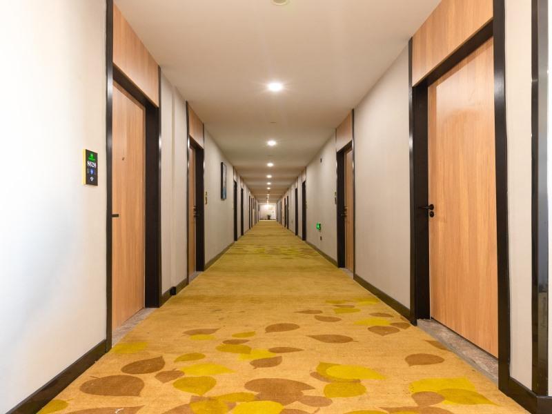 Нинбо: Shell Ningbo Gaoqiao Subway Station Hotel