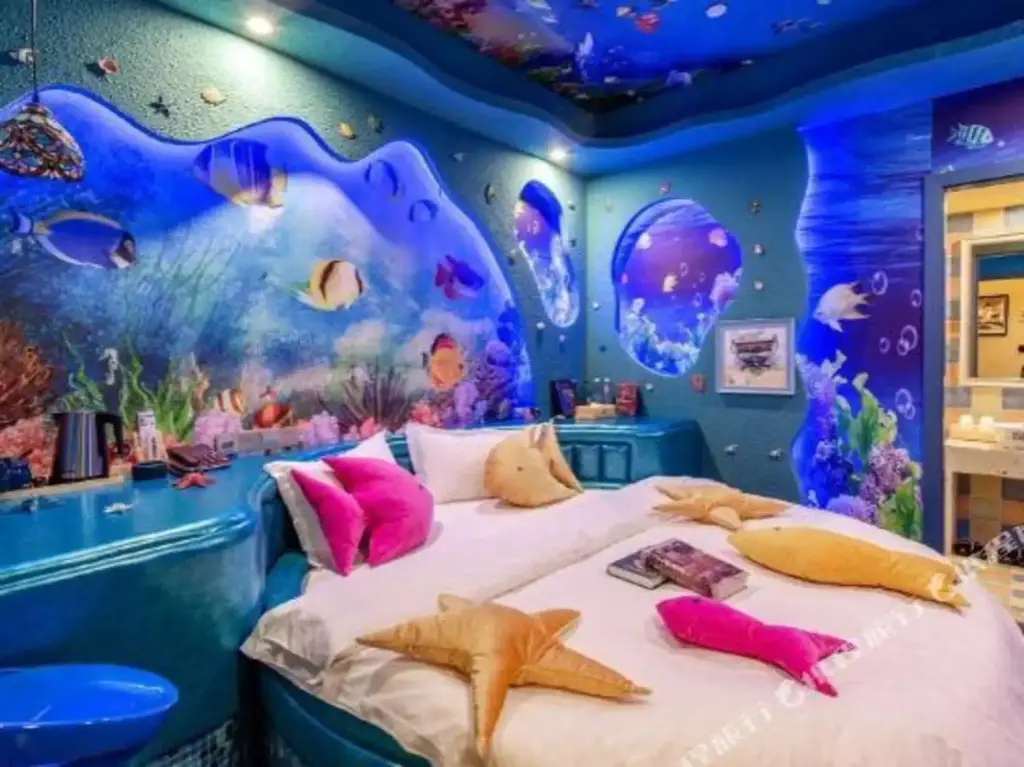 Чунцин: Love You Hotel (Chongqing Huangnibang Metro Station)