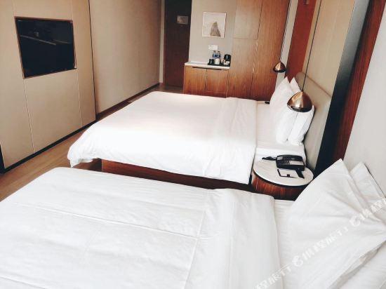 Шанхай: Yitel (Shanghai National Convention and Exhibition Center Qingpu Huaxin)