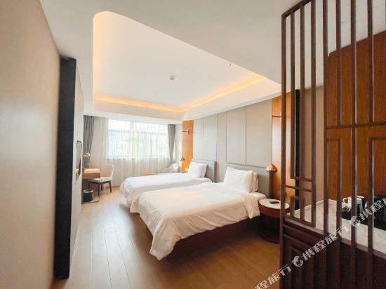 Шанхай: Yitel (Shanghai National Convention and Exhibition Center Qingpu Huaxin)