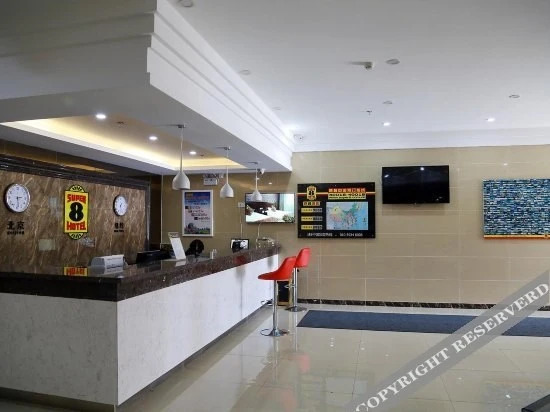 Тяньцзинь: Super 8 Tianjin Railway Station Haihe Square