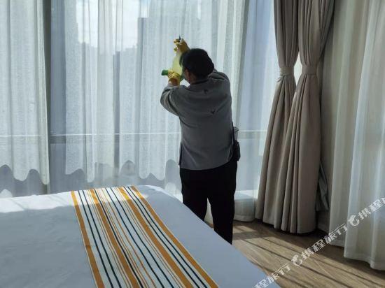 Куньмин: Home Inn Plus (Kunming South High-speed Railway Station Chunrong Street Metro Station)
