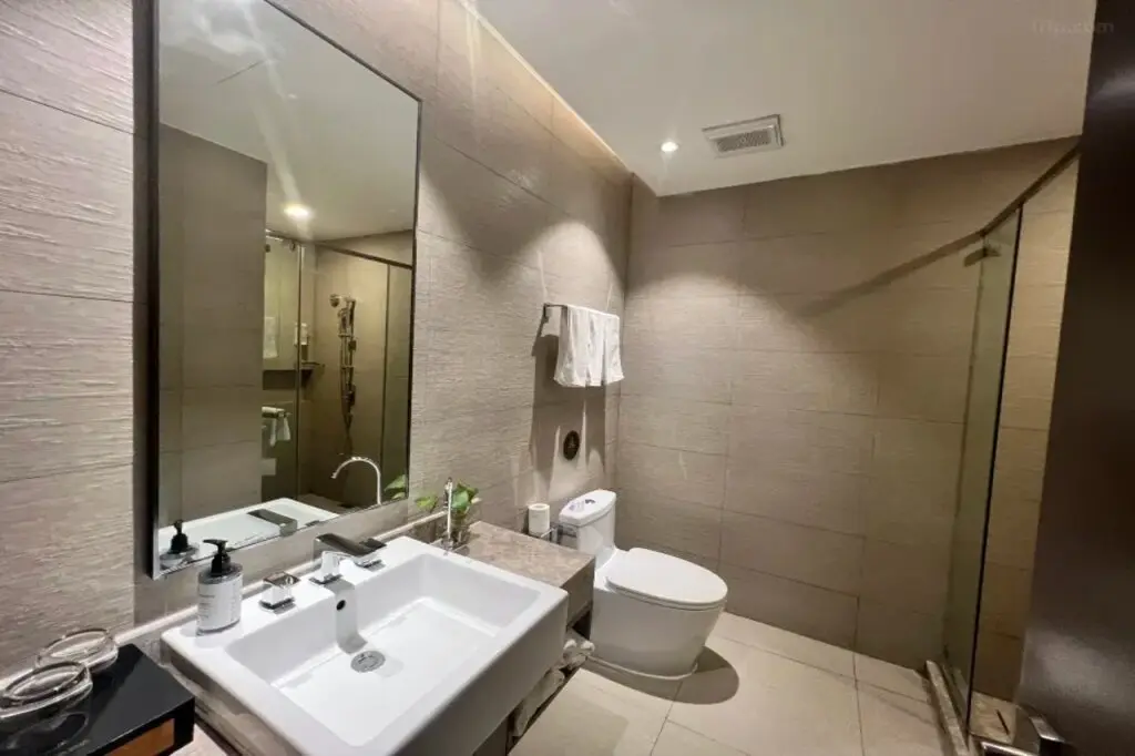 Куньмин: Home Inn Plus (Kunming South High-speed Railway Station Chunrong Street Metro Station)