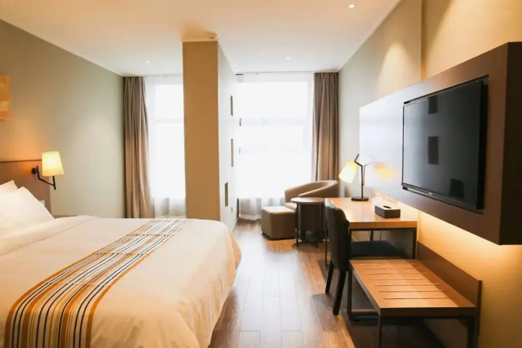Куньмин: Home Inn Plus (Kunming South High-speed Railway Station Chunrong Street Metro Station)