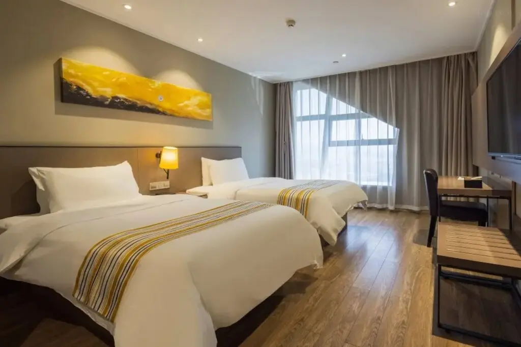 Куньмин: Home Inn Plus (Kunming South High-speed Railway Station Chunrong Street Metro Station)