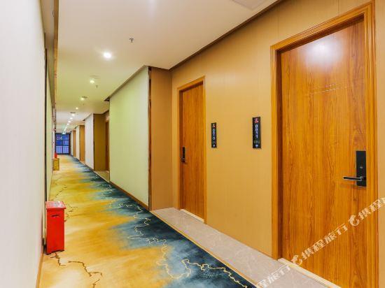 Шэньчжэнь: Four Seasons Star Hotel (Shenzhen Gongming Square Metro Station)