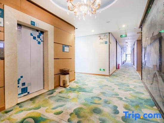 Шэньчжэнь: Four Seasons Star Hotel (Shenzhen Gongming Square Metro Station)
