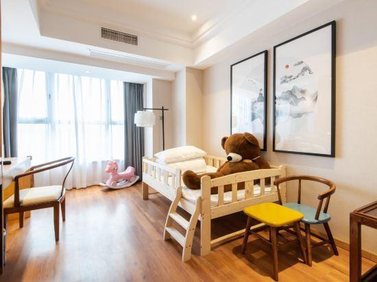 Чэнду: Charm City Kai Guan Hotel (Chengdu West Railway Station Qingyang Wanda)