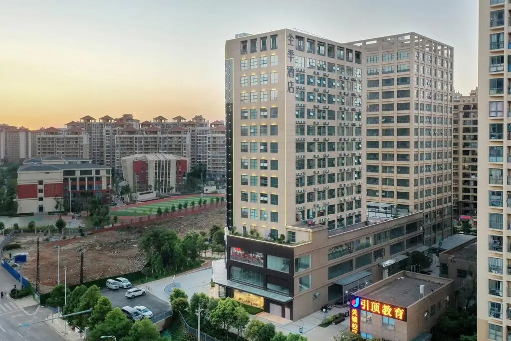 Куньмин: Ji Hotel Kunming Xinluoshi Bay
