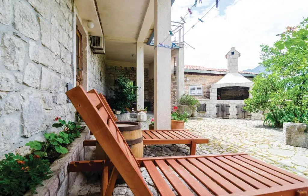 Рисан: Apartments in Rustic House