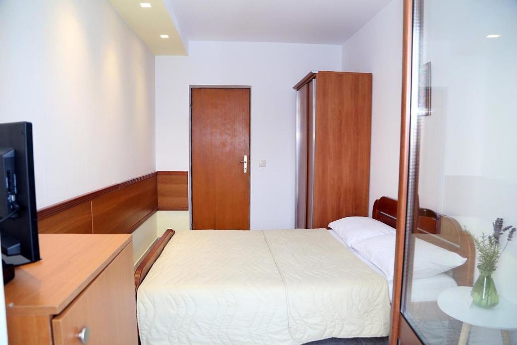 Петровац: Apartments Ardura